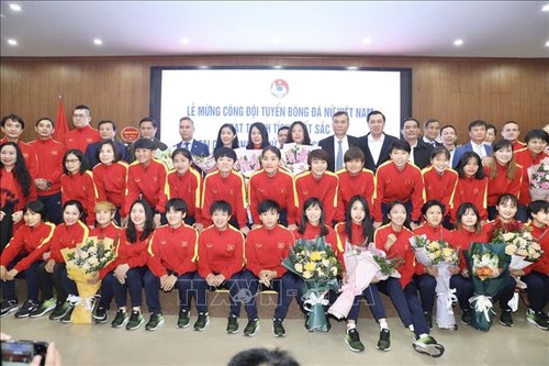 Die vietnamesische Fußballmannschaft der Frauen erhält bei der Siegesehrung Prämien - ảnh 1