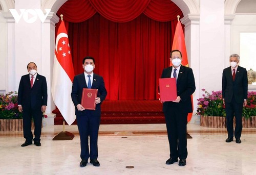 Der Singapur-Besuch des Staatspräsidenten Nguyen Xuan Phuc erreicht umfassende und strategische Ergebnisse - ảnh 1