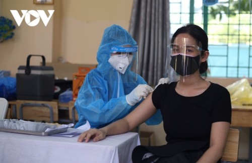 Vietnam verabreicht bisher mehr als 202 Millionen Impfdosen gegen Covid-19 - ảnh 1