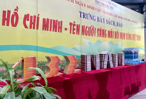Ausstellung von Büchern und Zeitungen über Präsident Ho Chi Minh - ảnh 1