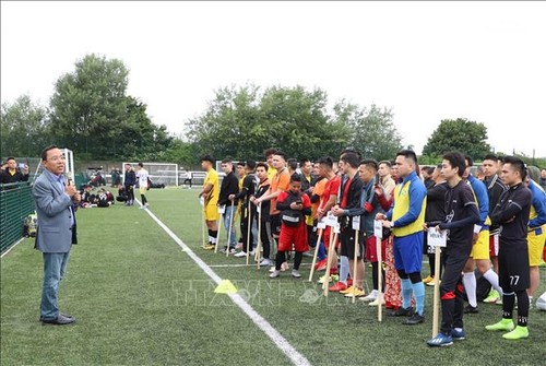 Gemeinschaftsfußballturnier der Vietnamesen in Großbritannien - ảnh 1