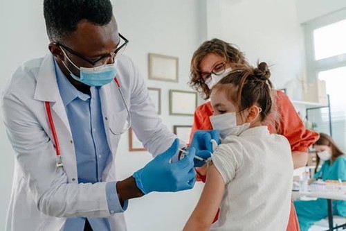 Die USA empfehlen die Impfung gegen Covid-19 für Kinder ab sechs Monaten - ảnh 1
