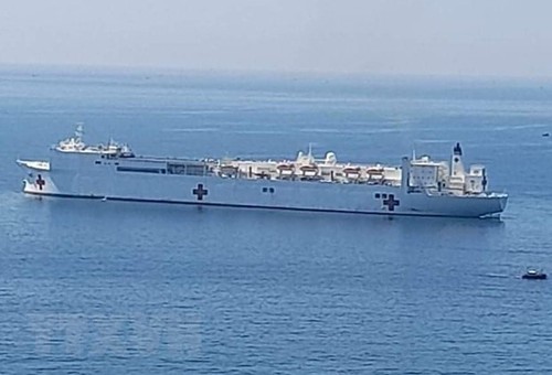Krankenhausschiff der US-Marine legt am Hafen von Vung Ro an - ảnh 1