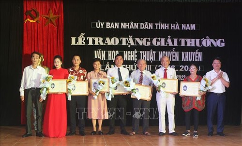 Verleihung des 8. Kunst- und Literaturpreises Nguyen Khuyen - ảnh 1
