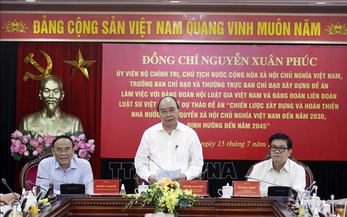 Staatspräsident Nguyen Xuan Phuc tagt mit Juristenverband und Rechtsanwaltsverband über Rechtsstaat - ảnh 1
