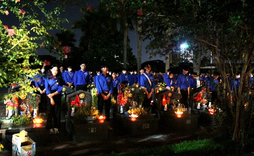 Jugendliche im ganzen Land zünden Kerzen zum Andenken an gefallene Soldaten an - ảnh 1