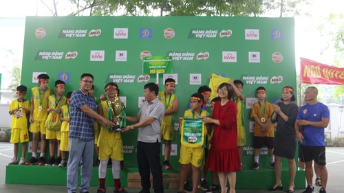 Abschluss des Basketballturniers der Hanoier Grundschulen 2022 - ảnh 1
