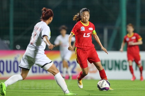 Stürmerin Huynh Nhu der vietnamesischen Fußballnationalmannschaft der Frauen ist auf dem Weg zum portugiesischen Team - ảnh 1