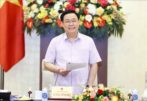 Parlamentspräsident Vuong Dinh Hue nimmt am Seminar zum geänderten Bodengesetzesentwurf teil - ảnh 1