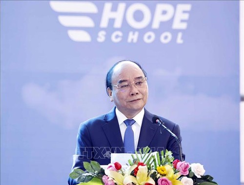 Staatspräsident Nguyen Xuan Phuc feiert den Schultag mit Waisenkindern durch Covid-19-Pandemie - ảnh 1