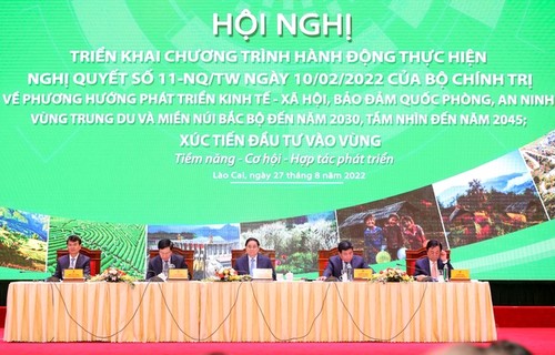 Premierminister Pham Minh Chinh leitet die Konferenz zur Entwicklung des mittelgebirgigen Gebiets und der Bergregion  - ảnh 1