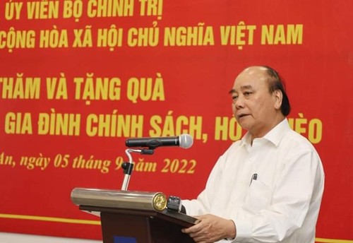 Staatspräsident Nguyen Xuan Phuc überreicht Geschenke an Menschen mit verdienstvollen Leistungen in Nghe An  - ảnh 1