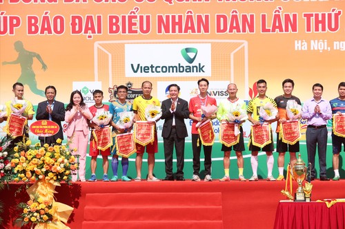 Eröffnung des 23. Fußballturniers um den Pokal der Zeitung “Dai bieu Nhan dan”  - ảnh 1