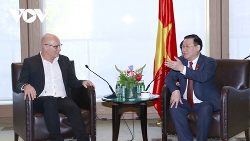 Parlamentspräsident Vuong Dinh Hue trifft Schatzmeister von Victoria und Vertreter großer australischen Konzerne - ảnh 1