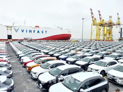 Das Schiff mit 999 VF 8-Autos von VinFast legt im Hafen von Kalifornien an - ảnh 1