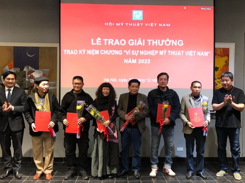Vergabe von 116 Preisen der bildenden Kunst Vietnams 2022  - ảnh 1