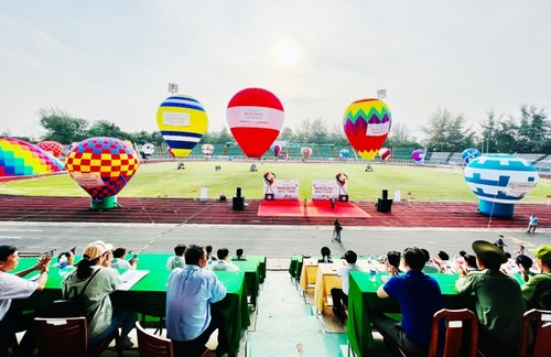Die Menschen in Can Tho begeistern sich für Heißluftballons - ảnh 1