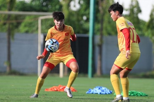 Die vietnamesische Fußballmannschaft der Frauen trainiert mit dem Spielball der Weltmeisterschaft 2023 - ảnh 1