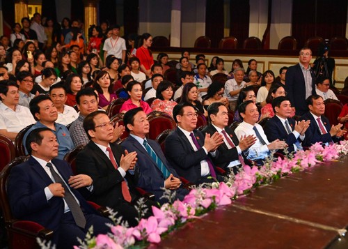 Parlamentspräsident nimmt am Kunstprogramm „Ruhmreiches Vaterland Vietnam“ - ảnh 1