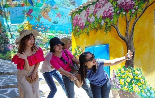 Lebendige Wandgemälde im Dorf Nhon Ly in der Provinz Binh Dinh - ảnh 12