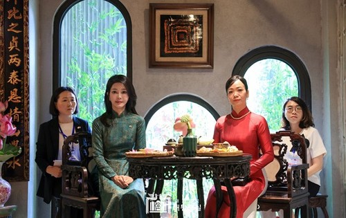 Die Frauen von Staatschefs Vietnams und Südkoreas genießen Ao Dai-Modenschau - ảnh 1