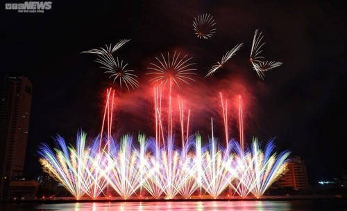 Internationales Feuerwerksfestival Da Nang: Großbritannien und Polen zeigen die natürliche Schönheit am Himmel  - ảnh 1
