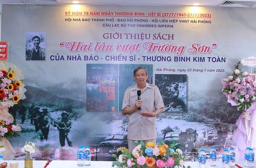 Präsentation des Buchs “Zweimal das Truong-Son-Gebirge überquert” des Journalisten Kim Toan - ảnh 1