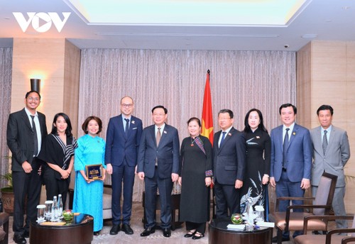 Parlamentspräsident Vuong Dinh Hue trifft Leiter indonesischer Unternehmen - ảnh 1