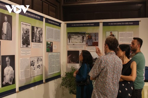 Ausstellung von Bildern und Dokumenten zur Protestwelle gegen den Vietnamkrieg - ảnh 1