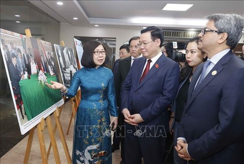 Parlamentspräsident Vuong Dinh Hue eröffnet Fotoausstellung über die Beziehungen zwischen Vietnam und Bangladesch - ảnh 1