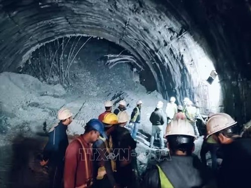 Tunnel-Einsturz in Indien: Schwere Maschinen zur Rettung im Einsatz - ảnh 1