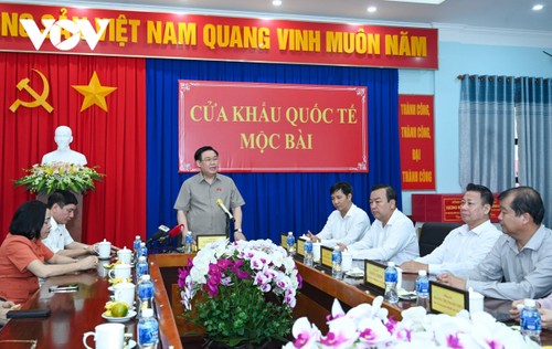 Parlamentspräsident Vuong Dinh Hue besucht Einsatzkräfte am internationalen Grenzübergang Moc Bai - ảnh 1