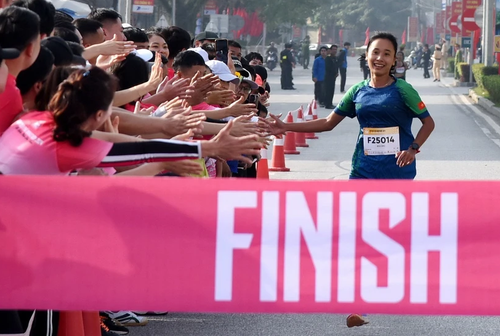 Fast 1500 Sportler aus dem In- und Ausland nehmen am Marathonlauf Dien Bien Phu 2024 teil - ảnh 1