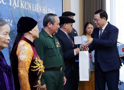 Parlamentspräsident Vuong Dinh Hue überreicht Geschenke zum Tetfest an Menschen aus schwierigen Verhältnissen - ảnh 1