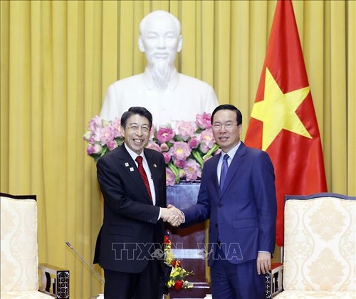 Staatspräsident Vo Van Thuong empfängt den Gouverneur der japanischen Präfektur Fukuoka - ảnh 1