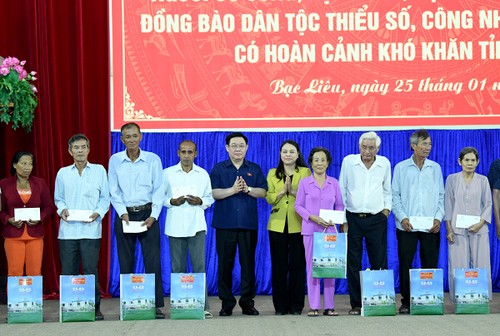 Parlamentspräsident Vuong Dinh Hue überreicht verdienstvollen Menschen in Bac Lieu Geschenke zum Tetfest - ảnh 1