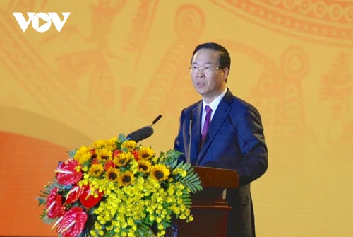 Staatspräsident Vo Van Thuong nimmt am besonderen Kunstprogramm „Frühling der Heimat 2024” teil - ảnh 1