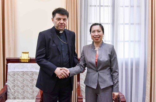 Vize-Außenministerin Le Thi Thu Hang empfängt den Ständigen Vertreter des Vatikans in Vietnam - ảnh 1