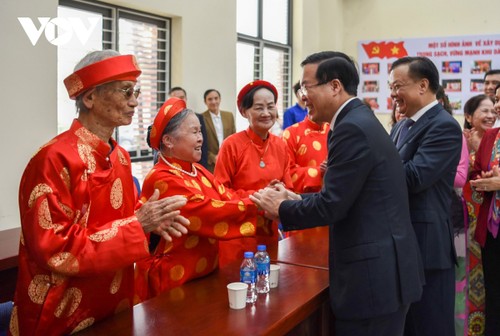 Staatspräsident Vo Van Thuong zündet Räucherstäbchen zum Gedenken an König An Duong Vuong an - ảnh 1