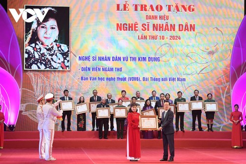Staatspräsident Vo Van Thuong nimmt an der Verleihung des Titels „Künstler des Volkes” teil - ảnh 1