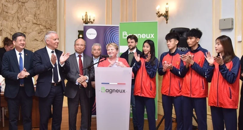 Die Bürgermeisterin der Stadt Bagneux begrüßt junge vietnamesische Taekwondo-Kämpfer - ảnh 1