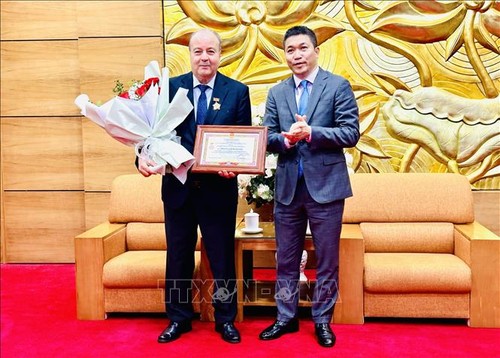 Verleihung der Erinnerungsnadel an den algerischen Botschafter in Vietnam Abdelhamid Boubazine - ảnh 1