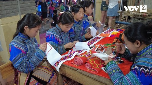Bewahrung der kulturellen Identität auf dem wöchentlichen Bac-Ha-Markt in Lao Cai - ảnh 1