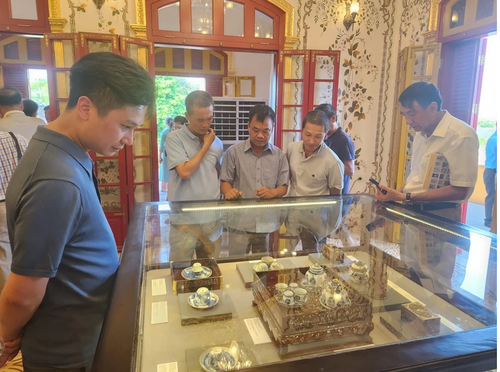 Fast 150 Antiquitäten aus der Nguyen-Dynastie in Hue ausgestellt - ảnh 1