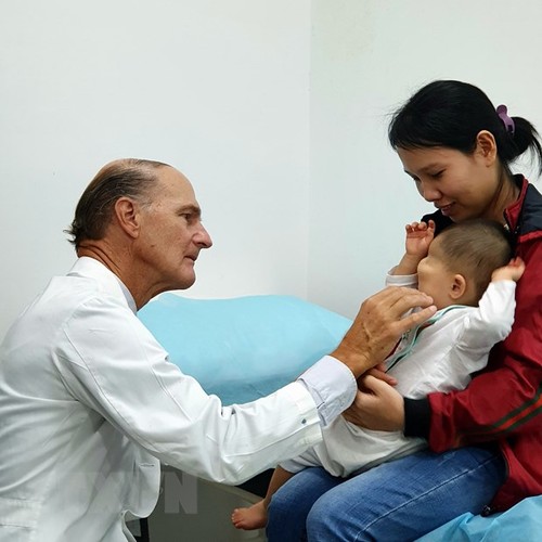 멕케이 맥키논 성형외과 의사, 베트남 어린이 무료 성형수술 - ảnh 1
