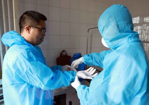 빈쑤엔에서 코로나 19 전염병 예방업무를  수행하고 있는 의료진 - ảnh 2