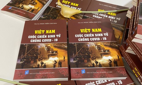 노동출판사의 “베트남 – 코로나19와의 전쟁”이라는 책 발간 - ảnh 1