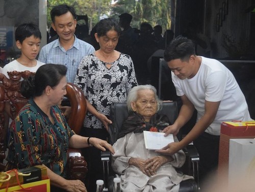 국회의장, 꽝남과 다낭의 베트남 영웅어머니 및 정책대상가족 방문 - ảnh 1
