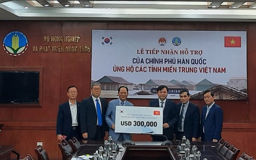 한국정부, 중부지방 주민 지원을 위한 30만 달러 전달 - ảnh 1