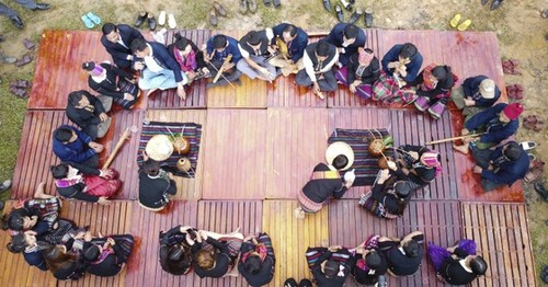 꽝찌성 번끼에우족의 독특한 햅쌀 축제 - ảnh 1